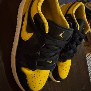 Black and Yellow Sneakers Nike air Jordan